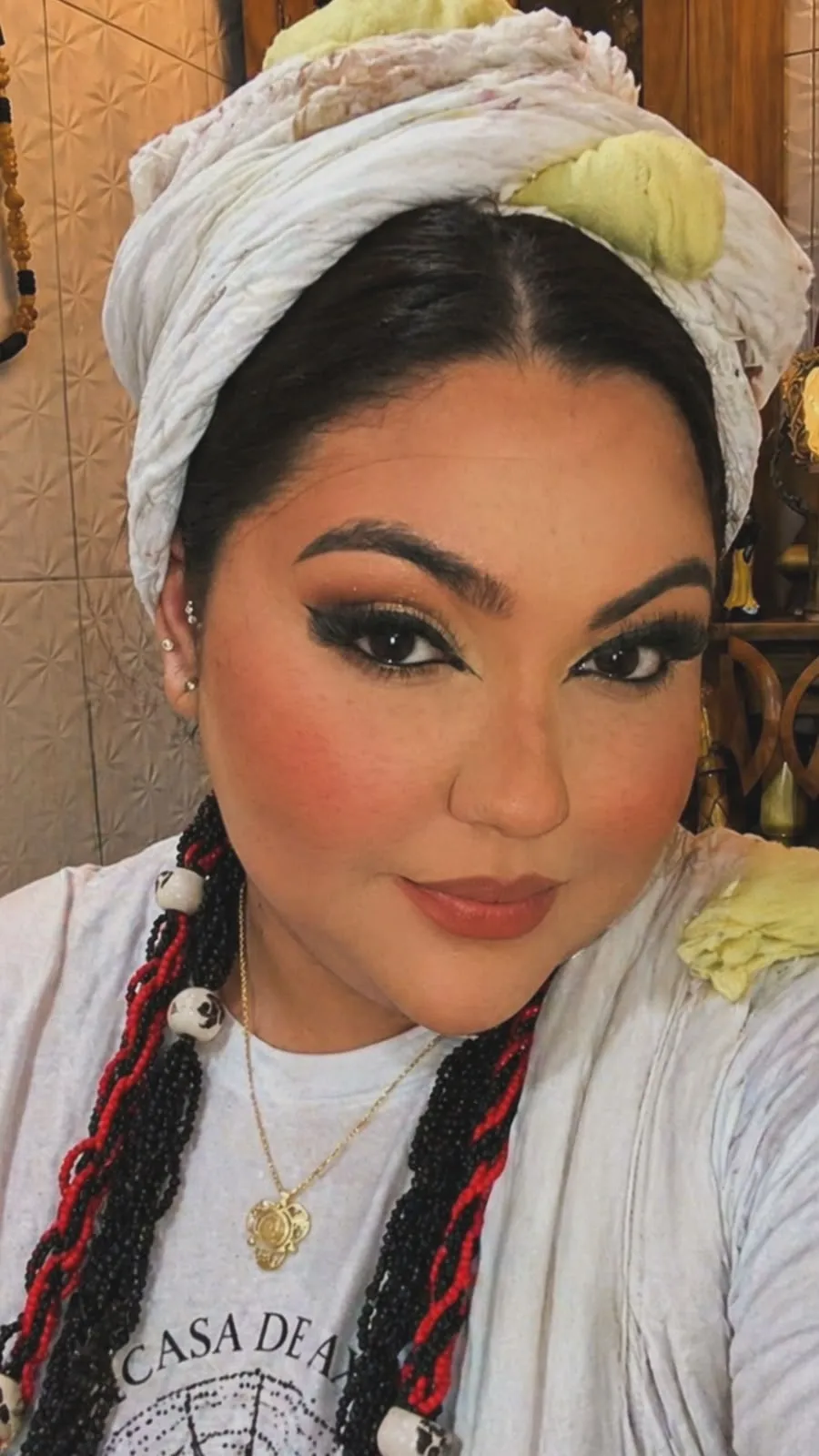Retrato de Alice com turbante branco e colar de contas vermelhas e pretas